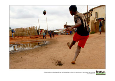 Antananarivo (Madagascar). Ni chaussures ni gradins, mais bel équilibre du buteur.François Phliponeau